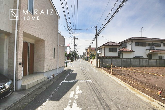 【前面道路含む現地写真】 | 通勤や家族の送迎など、毎日の生活にマイカーが欠かせない方にとって駐車場は大事な条件。敷地内にカースペースがあれば、お出かけやお買い物の際の搬入出も楽々です。