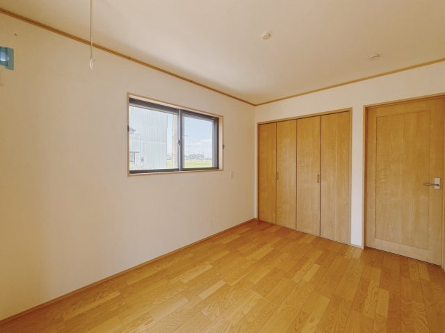【中古戸建】熊谷市上江袋の洋室|■洋室｜各居室にたっぷりと収納スペースを設置。ナチュラルなフローリングが落ち着く雰囲気を演出する居室です。
