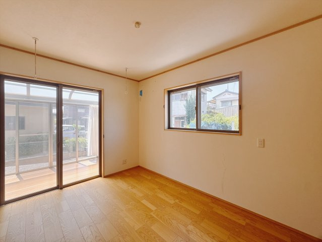 【中古戸建】熊谷市上江袋の洋室|■洋室｜南の窓から柔らかな陽射しが心地よく差し込むお部屋。休日はゆったりとした時間を過ごせそうですね♪