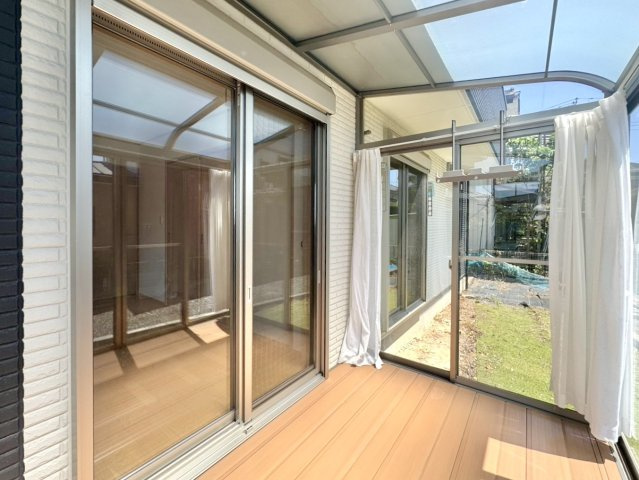 【中古戸建】熊谷市上江袋のランドリースペース|■サンルーム｜天候に左右されず洗濯物が干せるので、家事効率がグッと上がります。砂埃や花粉を気にしなくて良いのも嬉しいポイントです♪
