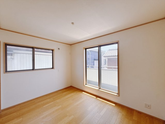 【中古戸建】熊谷市上江袋の洋室|■洋室｜シンプルで使い勝手が良く、長く快適にお使いいただける空間です♪家具の配置がしやすく、お好みのレイアウトをお楽しみいただけます♪