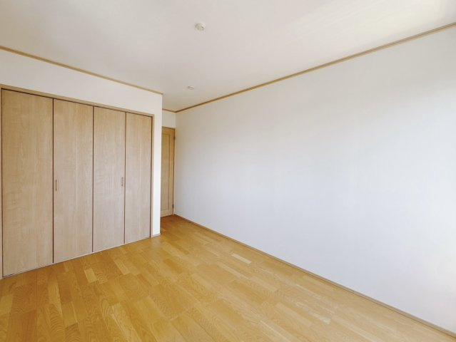 【中古戸建】熊谷市上江袋の洋室|■洋室｜お子様の一人部屋にピッタリな洋室。木のぬくもりを感じるフローリングは、天然木の味わいが時とともに深みを増していきます。また、傷にも強く、フリーワックスでお手入れもラクラクです♪