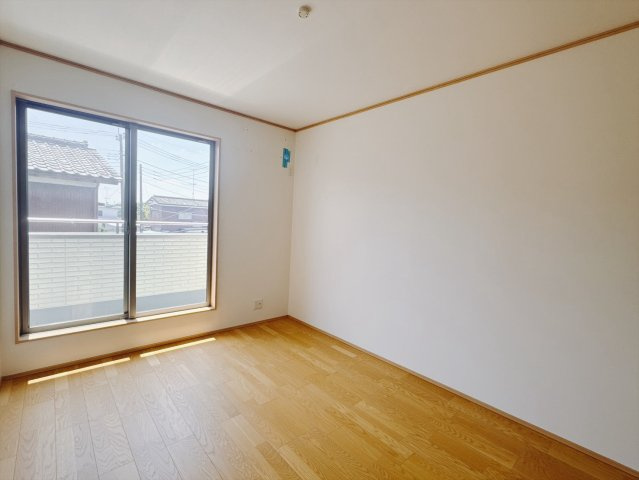 【中古戸建】熊谷市上江袋の洋室|■洋室｜バルコニーにも出られる2階の一室♪お勉強などに疲れたら気晴らしもできますね♪収納も大容量で、お部屋がいつでもスッキリ片付きます＊。