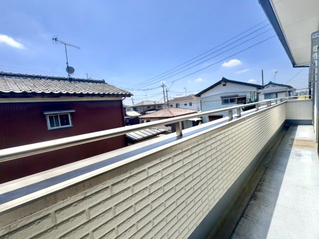 【中古戸建】熊谷市上江袋のバルコニー|■バルコニー｜バルコニーから入る日差しは暖かく、爽快な朝の目覚めを促してくれます♪洗濯物やお布団を干して太陽の香りを吸い込んだお布団で夜はおやすみください。