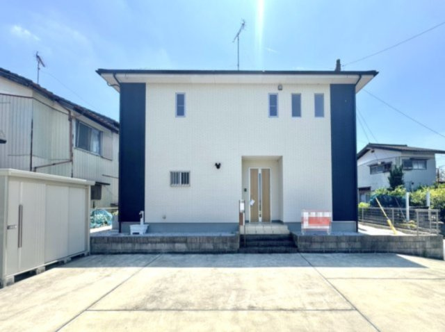 【中古戸建】熊谷市上江袋の外観|■外観｜外壁のアクセントカラーがシックな外観です。シンプルなデザインでありながらも「個性」を損なわず、お客様一人ひとりの暮らし方にフィットします。