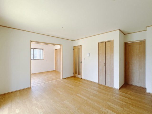 【中古戸建】熊谷市上江袋の居間・リビング|■リビング｜家族でゆったりくつろげる、居心地の良いリビング♪賃貸と違って、テレビや音楽の音を気にしなくて良いことが嬉しいですね(*＾＾*)