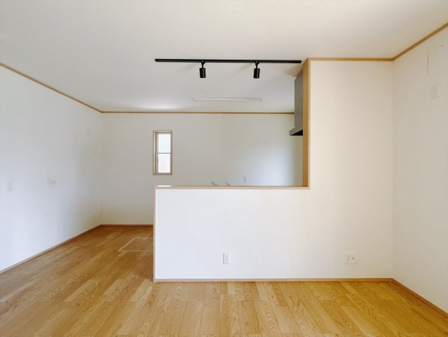 【中古戸建】熊谷市上江袋のキッチン|■キッチン｜お料理をしながら会話も弾むカウンターキッチン。出来上がったお料理をカウンター越しからお子様に運んでもらったりと、お手伝いも楽しくしてもらえることができます♪