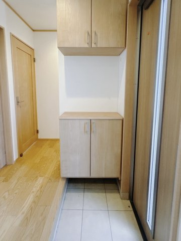 【中古戸建】熊谷市上江袋の玄関|■玄関｜毎日の「いってらっしゃい」や「お帰りなさい」を大切なご家族と過ごす玄関は〈使いやすさ〉を追求しております。玄関横の物入は急な来客時でもさっとお片付けできるスペースを確保しています♪