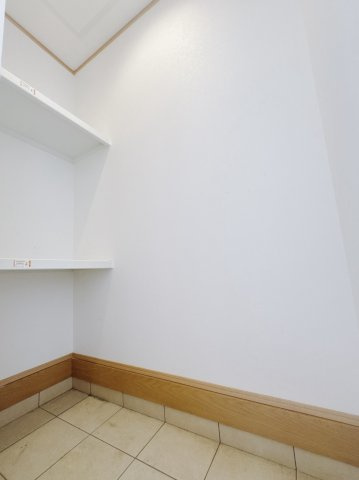 【中古戸建】熊谷市上江袋の収納|■SIC｜靴だけでなく、ベビーカーやアウトドアグッズなどをしまえるシューズインクローク。汚れを落として家の中にしまう手間がはぶけて便利です♪