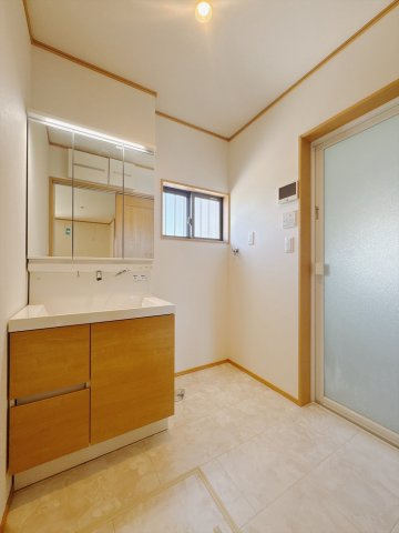 【中古戸建】熊谷市上江袋の独立洗面台|■洗面室｜三面鏡の洗面台は鏡の裏が収納ポケットになっているので、ヘアケア用品や歯ブラシなどでごちゃつきがちな洗面台周りがスッキリ片付きます。　