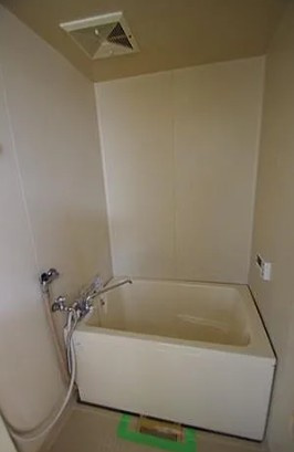 町田市原町田１丁目のアパートの浴室