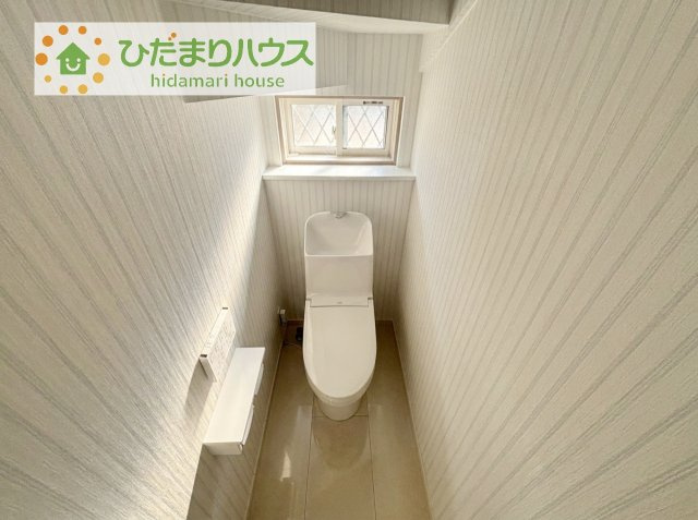 【トイレ】 | つくばみらい市伊奈東　新築戸建 | 小窓が付いているので、トイレも明るい空間になっております♪