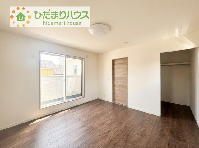 【寝室】 | つくばみらい市伊奈東　新築戸建 | バルコニーに面していて、たっぷり光りの入る明るい主寝室です！