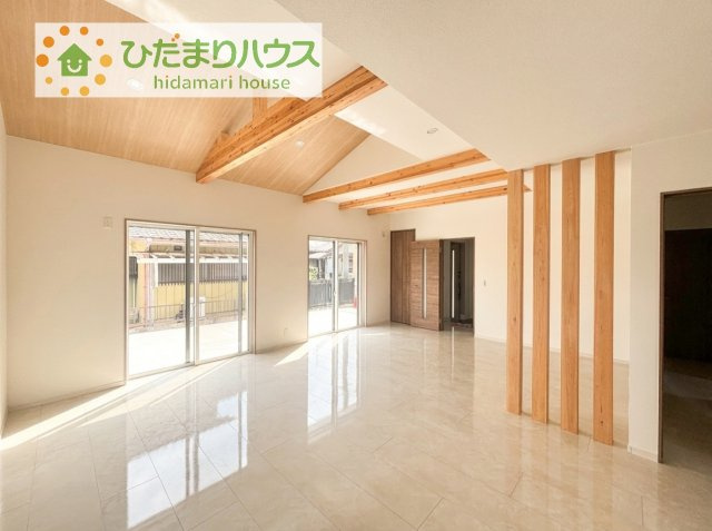 【居間・リビング】 | つくばみらい市伊奈東　新築戸建 | リビングの大きな窓からは、暖かな日の光が降り注ぎます・・・