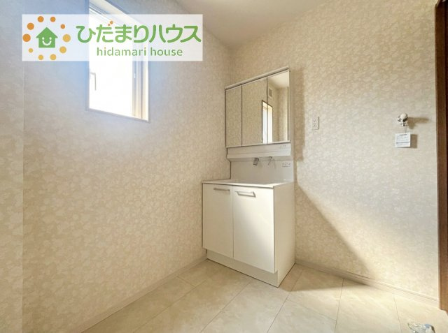 【独立洗面台】 | つくばみらい市伊奈東　新築戸建 | 三面鏡の大きな鏡は憧れます(^^♪
鏡の後ろは収納となっていて、細かいものでも収納できるのでスッキリと整理できます！