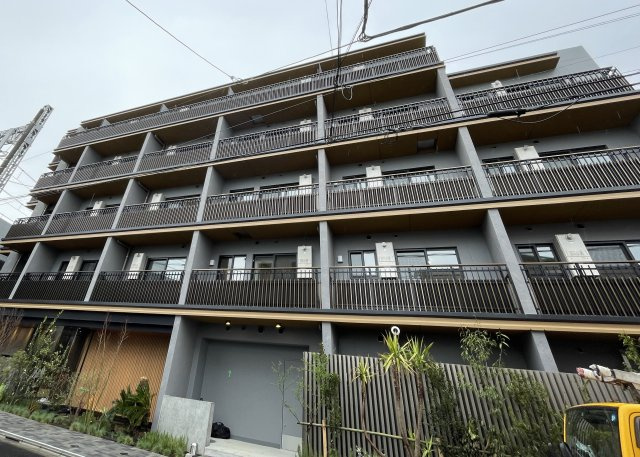 【外観】 | RESIDENCE　KOENJI | 鉄筋コンクリート造のがっちりとした建物。