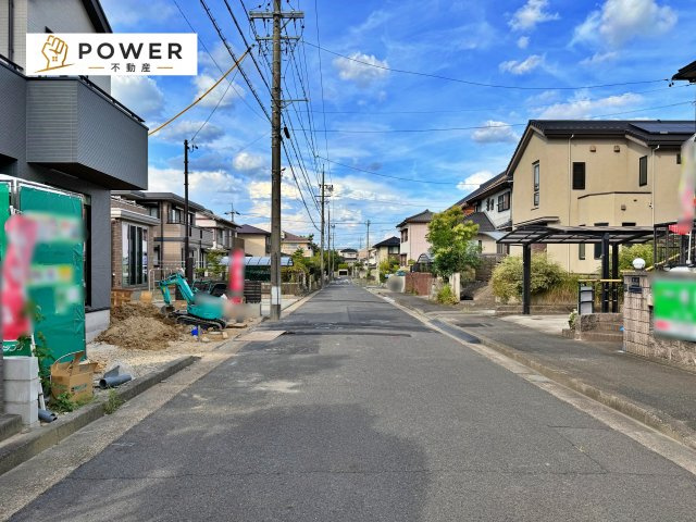 緑区兵庫２丁目５１３番　全２棟の前面道路含む現地写真|十分な幅が確保されており、車の出し入れもスムーズ。お子様の送り迎えなど、日常の動作も快適に行えます。