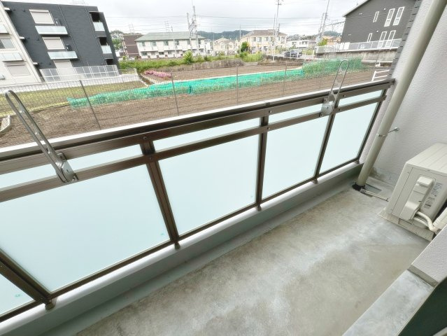 エルピスN5のバルコニー|外からの目が気にならないバルコニーで洗濯物が干せます