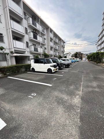 コープ野村半田弐号棟の駐車場