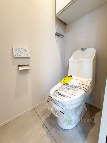 リシェ広尾のトイレ|落ち着いた色調のトイレになります。