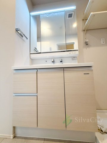 リシェ広尾の独立洗面台|独立洗面台、小物を置くことができて便利です。