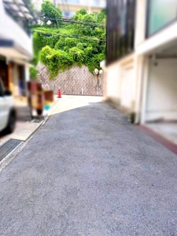 六甲台町の前面道路含む現地写真|前道は陽当たり・風通しが良い南向き
