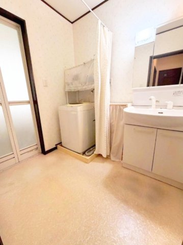 六甲台町の独立洗面台|臭いも湯気もこもらないように洗面所に窓をつけてスッキリ綺麗な空気を取り入れられます
