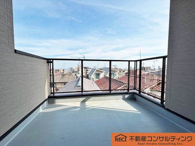 神戸市灘区赤坂通2丁目　新築戸建の前面道路含む現地写真