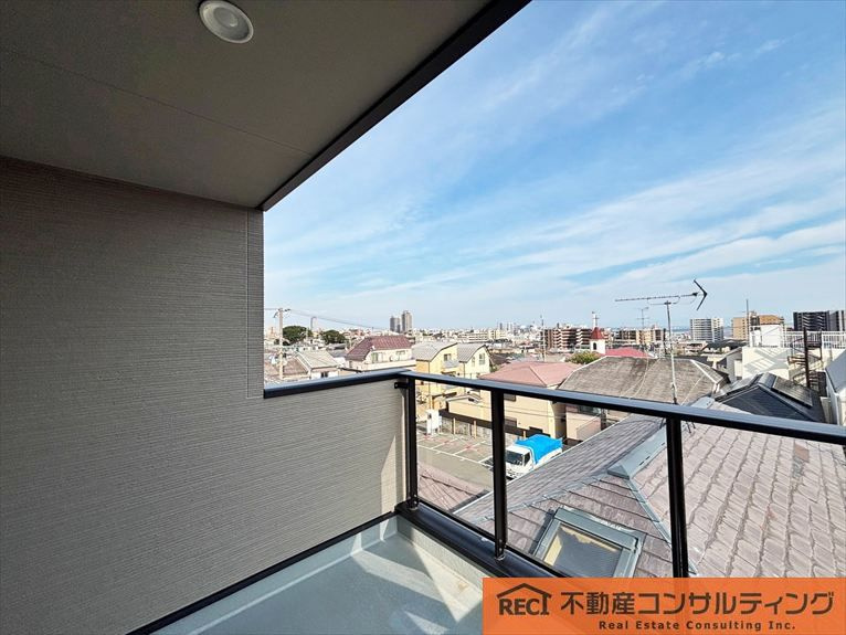 神戸市灘区赤坂通2丁目　新築戸建の前面道路含む現地写真