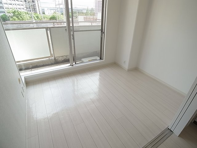 兵庫駅前アーバンライフの内装|窓が大きく明るい室内