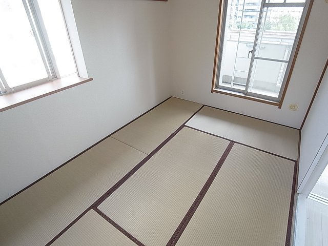 兵庫駅前アーバンライフの設備|角部屋ですので、2面窓の和室