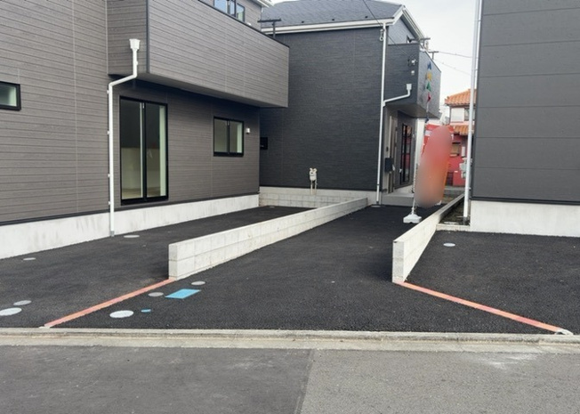 【前面道路含む現地写真】 | 住宅用の土地では前面道路に2m以上接していなければならないと法律で定められています。しかし、お持ちの車のサイズやライフスタイルなどにより、2mでは利便が悪い場合もございますので、事前に確認しましょう。