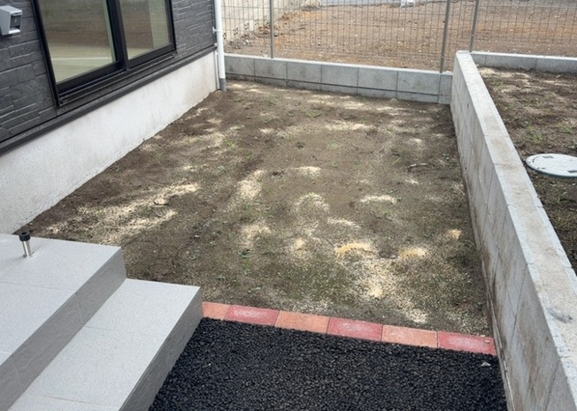 【庭】 | 庭があることでガーデニングや家庭菜園はもちろん、こどもの遊び場やペットを放して遊ぶことができます。また、家の周囲に余裕があるということです。隣地との間があれば、十分な日当たりと、風通しが確保できます。