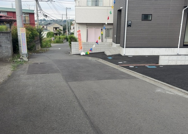 【前面道路含む現地写真】 | お持ちの車種によっては前面道路が広い方が便利でしょう。しかし、前面道路が広ければその分交通量が多くなるため、騒音などが気になる場合があります。実際に現地を見学し、周辺交通量や騒音などを確認しましょう！