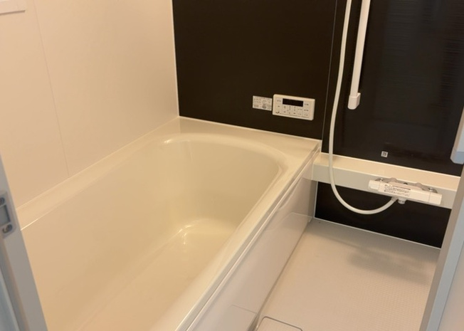 【浴室】 | 入浴時の快適さも大事なことですが、綺麗な状態を維持できなければ気持ちよく入浴できません。毎日の掃除が楽という点は大事なポイントになります！カビが生えにくく掃除がしやすい、壁や浴槽を選ぶといいでしょう。