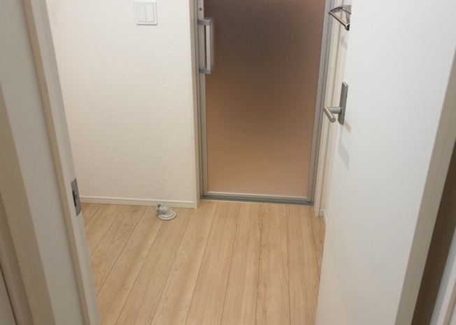 【脱衣所】 | 多くの戸建て住宅で見かける洗面脱衣所は、洗面台と洗濯機が2畳ほどのスペースに並べられていて、洗面所が脱衣所を兼ね備えている間取りが一般的です。お客様が利用することもある、パブリックな空間でもあります。
