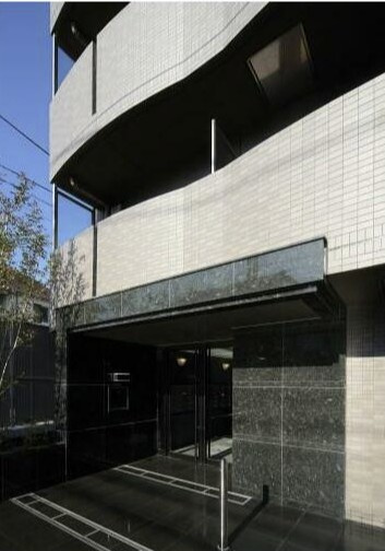 ルーブル駒沢大学参番館のエントランス