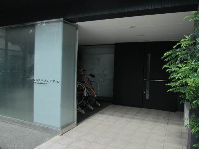 コスモリード駒沢大学のエントランス