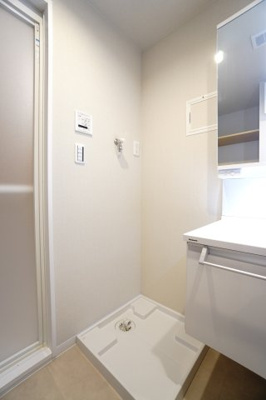 【独立洗面台】 | 【上質リノベ】ベイサイドパレス宇品 | 【パウダールーム】
装着が楽なワンタッチ式の給水栓を予定
洗濯機置場はドラム式の洗濯機も入るサイズですが、
お手持ちのサイズが入るか要確認です！
この高さがあれば、リネンラックも付けられますね！