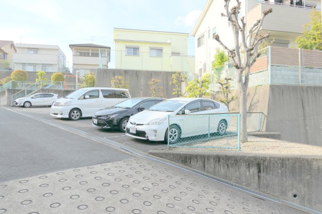 ライフヒルズ富雄の駐車場