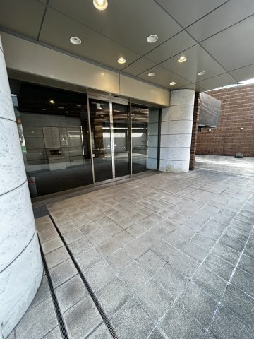 ウェルブ六甲道1番街のエントランス