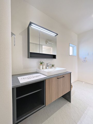 新築戸建・新築建売　福島市大森第10　大森小・信夫中の洗面所|ワイドカウンターの洗面台はおしゃれかつ使い勝手がいい！物が置きやすく身支度もスムーズです！