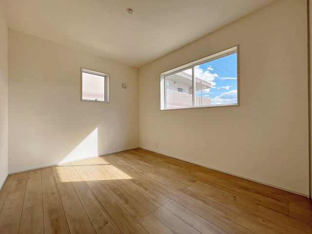 新築戸建・新築建売　福島市大森第10　大森小・信夫中の洋室|6帖の洋室は自然光が長時間入る2面採光で明るく気持ちの良いプライベート空間です！