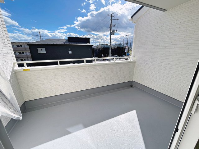 新築戸建・新築建売　福島市大森第10　大森小・信夫中のバルコニー|天候の急な変化にも柔軟に対応できる快適なインナーバルコニー！