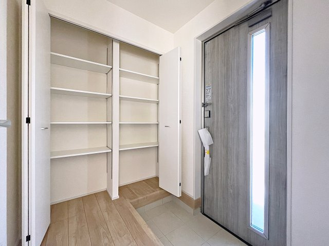 新築戸建・新築建売　福島市大森第10　大森小・信夫中の玄関|大容量のシューズボックスは、可動式の棚で高さを自由に変えることができます！