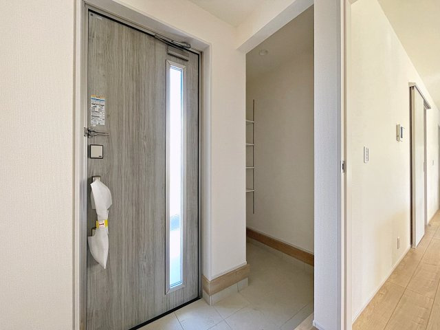 新築戸建・新築建売　福島市大森第10　大森小・信夫中の玄関|SIC付きなのでベビーカーやカー用品、アウトドアグッズなどの収納にも便利です！