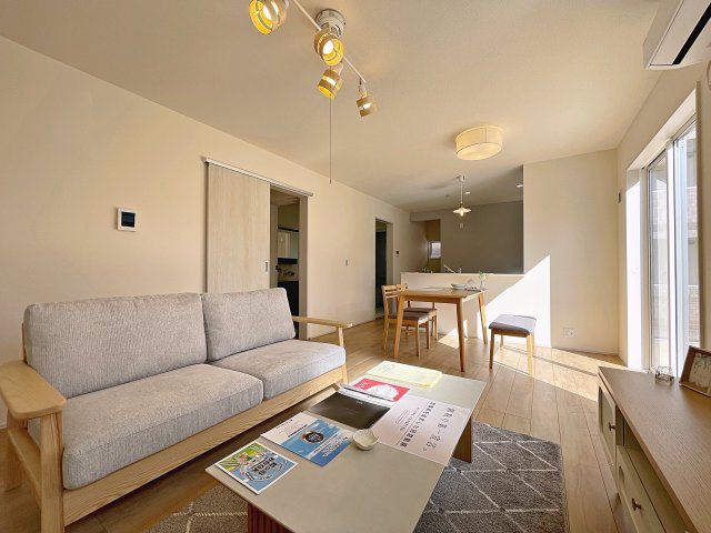 新築戸建・新築建売　福島市大森第10　大森小・信夫中の居間・リビング|家具を設置しておりますのでご内覧の際、実際にお住まいになるイメージがつきやすいです！