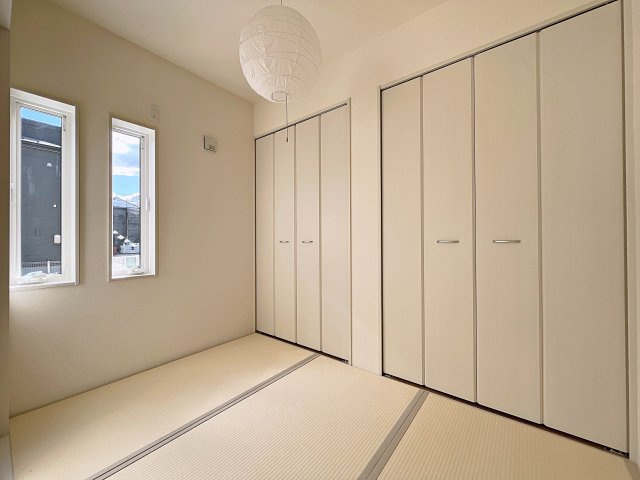 新築戸建・新築建売　福島市大森第10　大森小・信夫中の和室|収納が多い3帖の和室はリビングのすぐ隣にあるのでお子様のお昼寝や遊び場として最適です！