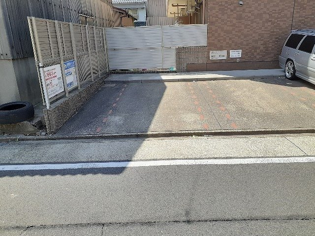 レジデンス佳世の駐車場