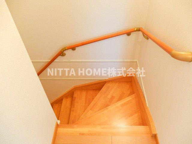 フラワーヒルズＢの内装|手すり付きの階段です＊